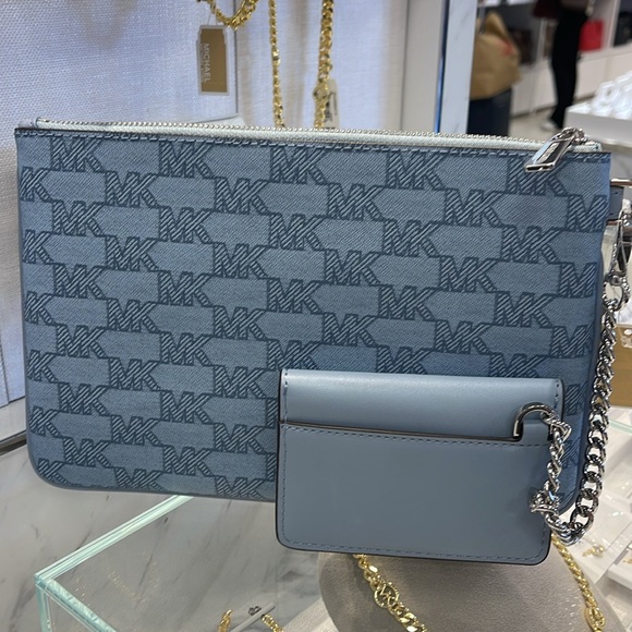 Michae Kors Jet Set Item Large Logo 2-in-1 Central Zip Wristlet
Pale Blue 
NWT - Picture 7 of 16